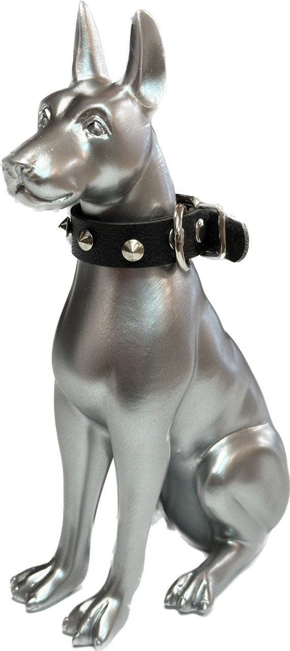 Statue de Doberman en argent avec collier à pointes en cuir